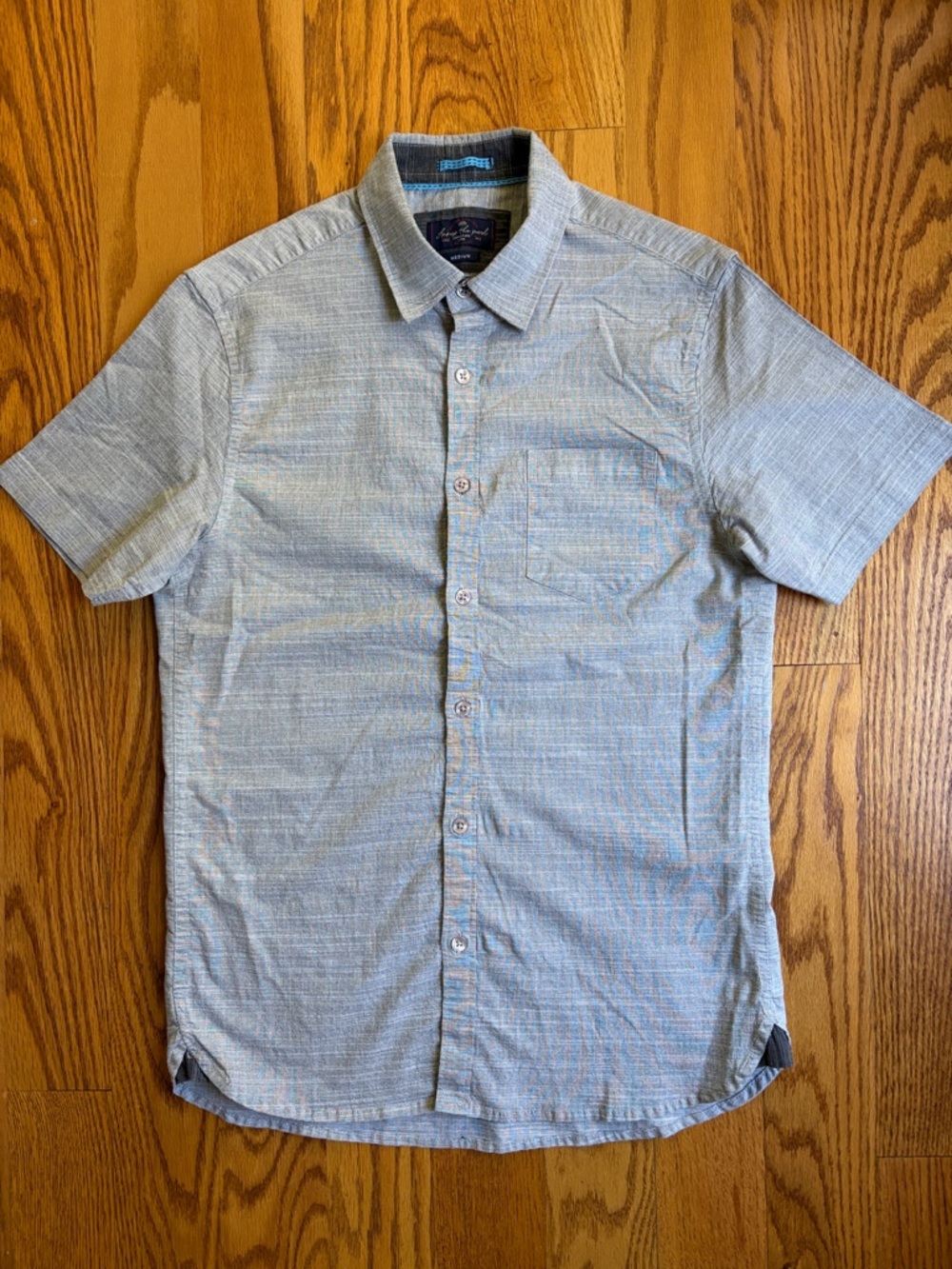 Across the Pond Gray Men's Short-Sleeve Button-Up Shirt. Size: Medium